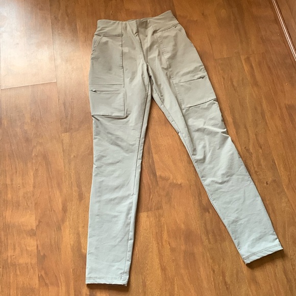 EUC Fabletics XXS Hybrid Cargo Pants - Picture 5 of 13